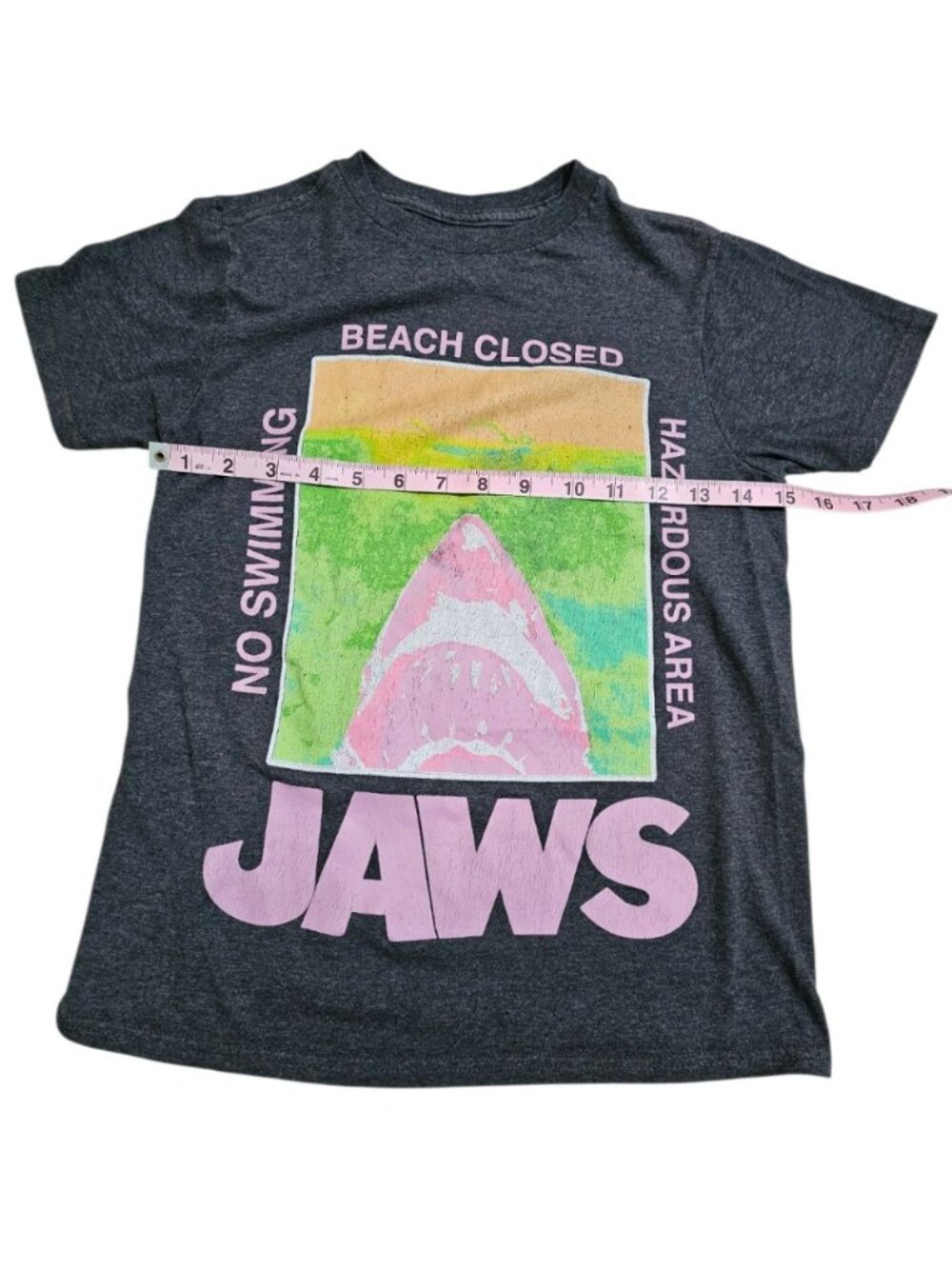 Universal Studios Jaws Kids Boys M Charcoal Graphic T-Shirt Beach Closed Retro - Picture 6 of 6